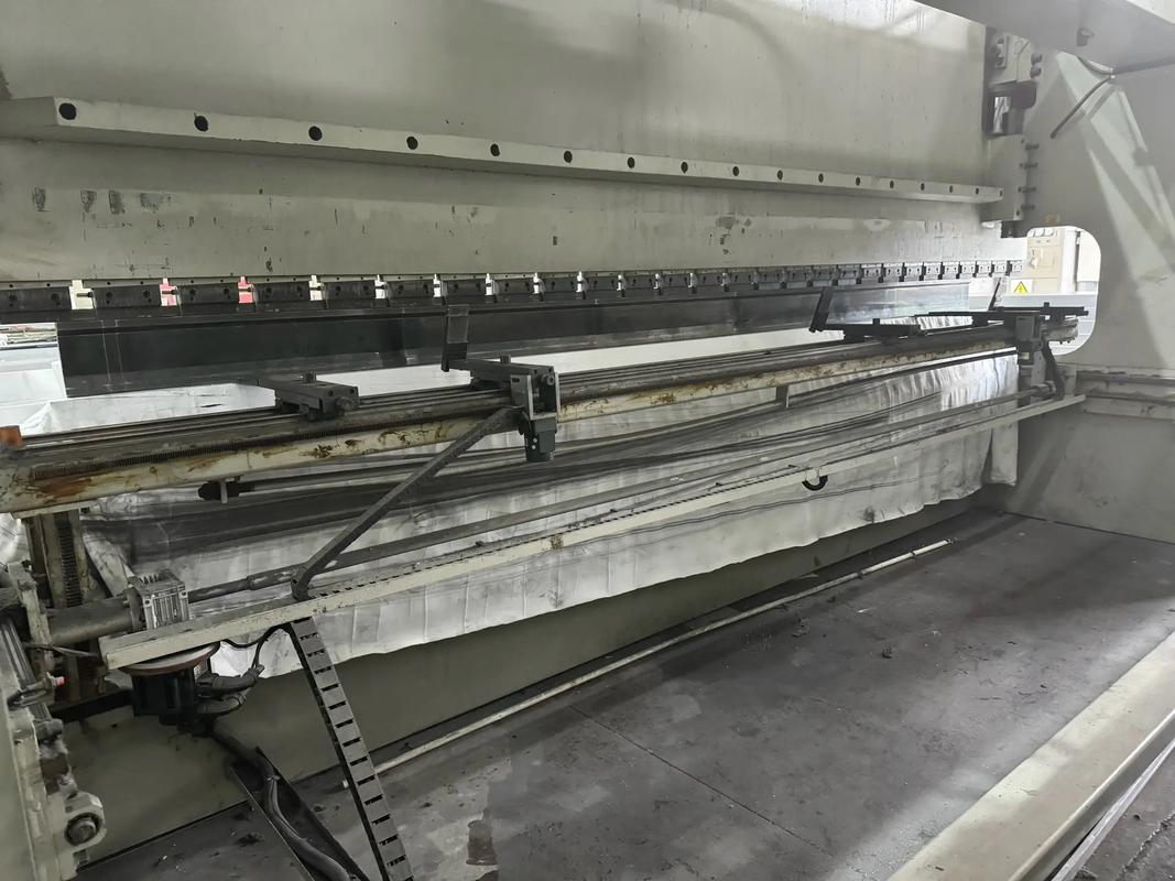 鋁單板與木質(zhì)家具制造設(shè)備升級(jí) 6米與4米固肯數(shù)控折彎?rùn)C(jī)、雕刻機(jī)及剪板機(jī)應(yīng)用解析